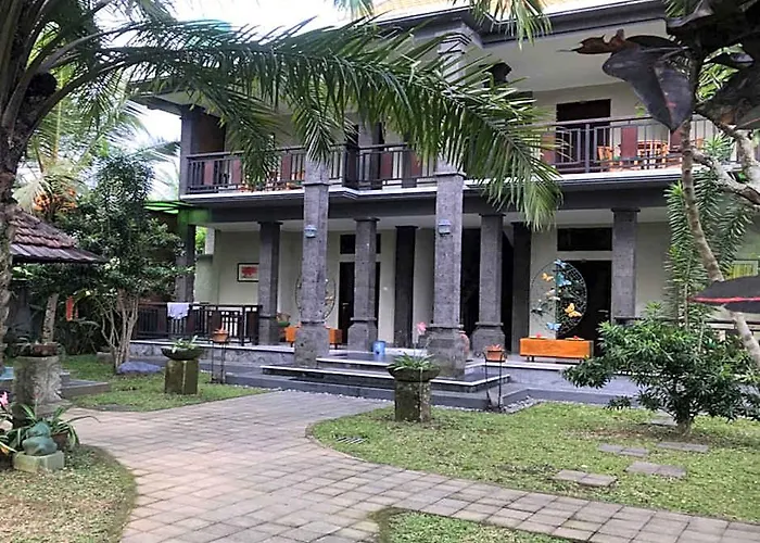 Uma Dana Pensión 3*